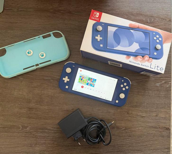 Nintendo Switch Lite, Spelcomputers en Games, Spelcomputers | Nintendo Switch Lite, Zo goed als nieuw, Overige kleuren, Met beschermhoes of tas
