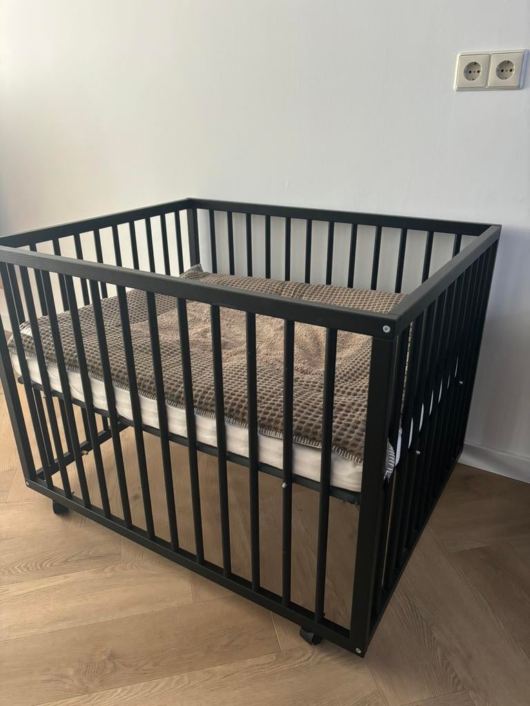 Zwarte babybox met wieltjes + Koeka boxkleed, Kinderen en Baby's, Boxen, Ophalen, Zo goed als nieuw