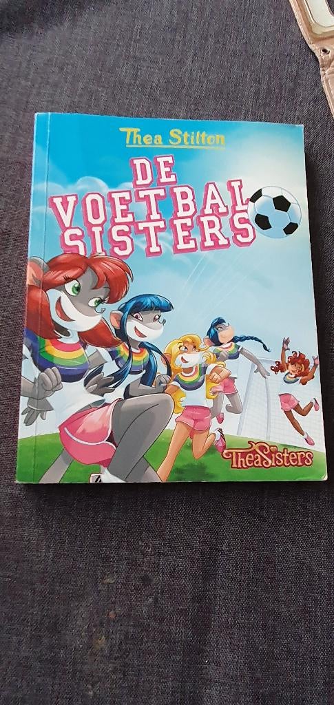 Boek Thea Stilton De voetbalsisters, Ophalen of Verzenden, Zo goed als nieuw, Fictie algemeen