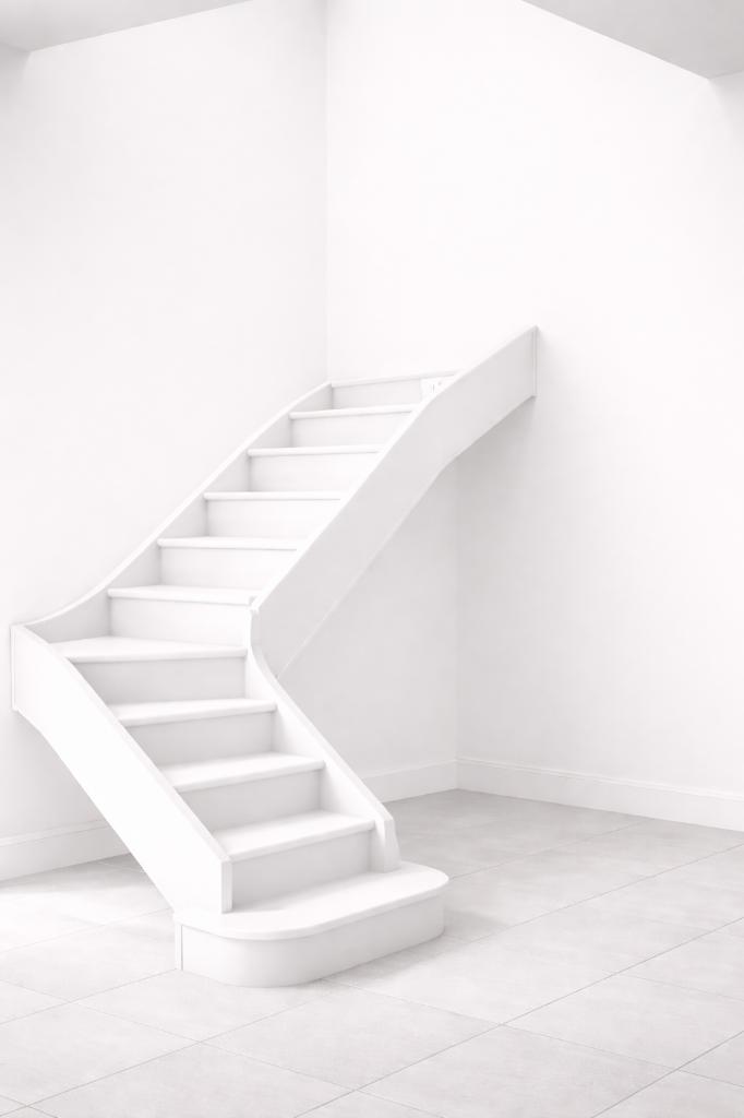 Rechtsdraaiende kwartslag trap 295cm vuren wit bouwpakket, Doe-het-zelf en Verbouw, Ladders en Trappen, Ophalen, Zo goed als nieuw