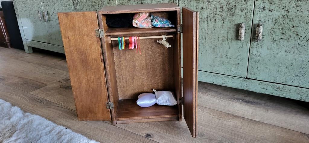 Vintage houten kledingkast met accessoires voor bv Barbie, Ophalen of Verzenden, Gebruikt, Toebehoren