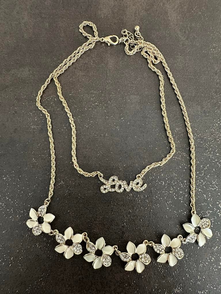 Gouden ketting met bloemen en 'Love' hanger, Ophalen of Verzenden, Zo goed als nieuw, Goud, Overige materialen