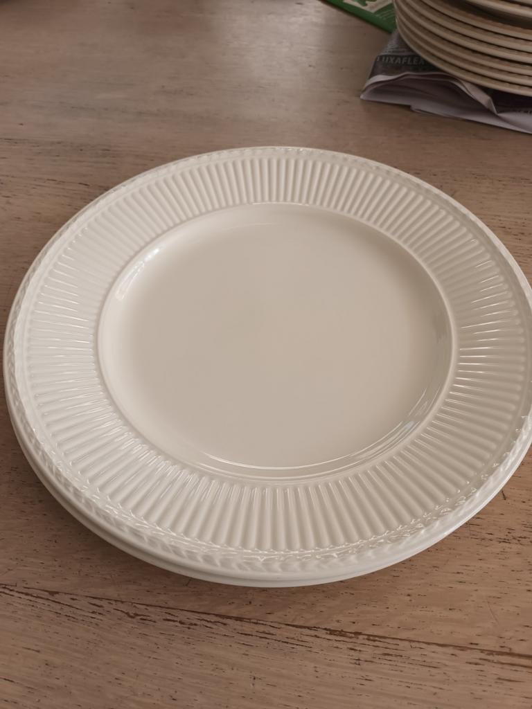2 diner borden  Wedgwood Edme, nieuwstaat, 27 cm, Huis en Inrichting, Keuken | Servies, Ophalen of Verzenden, Zo goed als nieuw