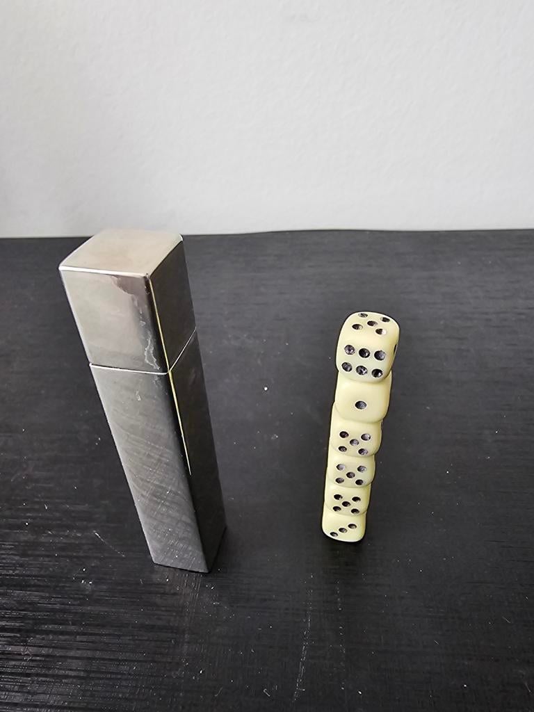 Dobbelstenen en metalen koker, Hobby en Vrije tijd, Vijf spelers of meer, Ophalen of Verzenden, Gebruikt, Onbekend