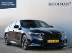 BMW i5 M60 xDrive 84 kWh M Sport Pro Pack Panoramadak / Trek, Auto's, BMW, Automaat, Zwart, 2000 kg, Blauw
