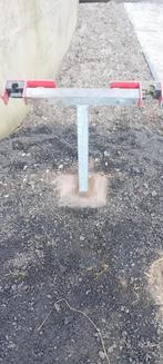 Metalen paal met rode beugels, Ophalen