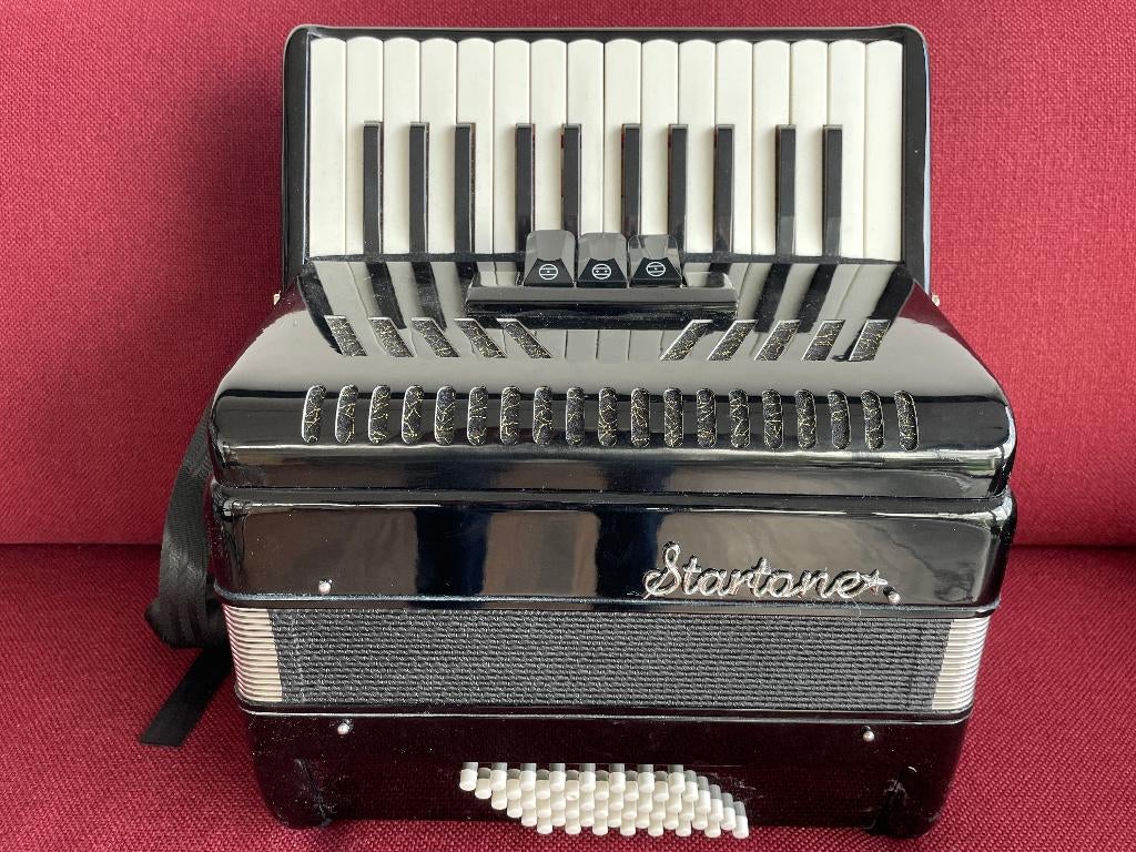 Z.g.a.n. Startone accordeon . 48 bas .Licht ., Muziek en Instrumenten, Accordeons, Overige merken, 48-bas, Met koffer, Zo goed als nieuw