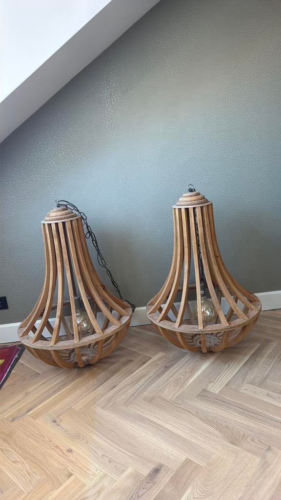 Twee houten hanglampen / kroonluchters van Light & Living., Ophalen, Zo goed als nieuw, Hout