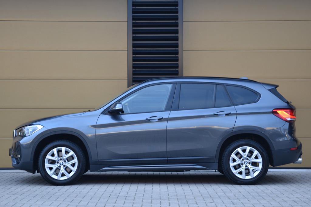 BMW X1 sDrive20i * Sportstoelen * Trekhaak * Sportline * LED, Auto's, BMW, 1998 cc, Stof, Met garantie (alle), Bedrijf