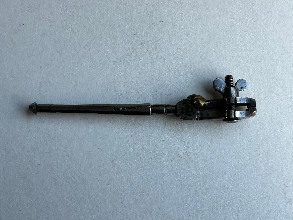 Antiek Horlogemakers steelhandschroefje Hugenoit Tissot, Antiek en Kunst, Antiek | Gereedschap en Instrumenten, Ophalen of Verzenden