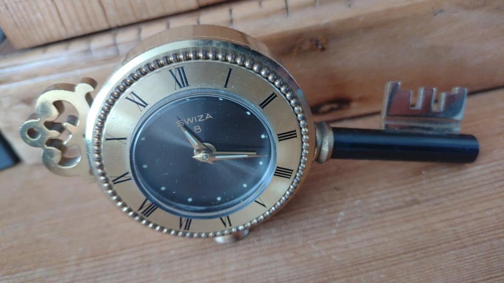 Sleutel klok Zwitserland weet iemand hoe op te winden, Ophalen of Verzenden