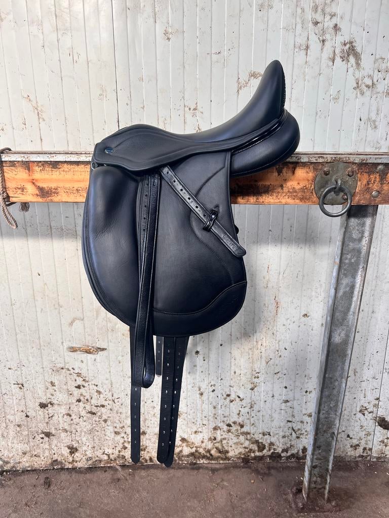 Ikonic Light 17” Dressuur zadel, Ophalen, Zo goed als nieuw, Dressuur