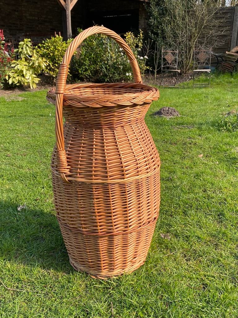 Hoge rieten mand met hengsel en deksel – 70 cm landelijk, Huis en Inrichting, Woonaccessoires | Schalen en Manden, Ophalen, Zo goed als nieuw