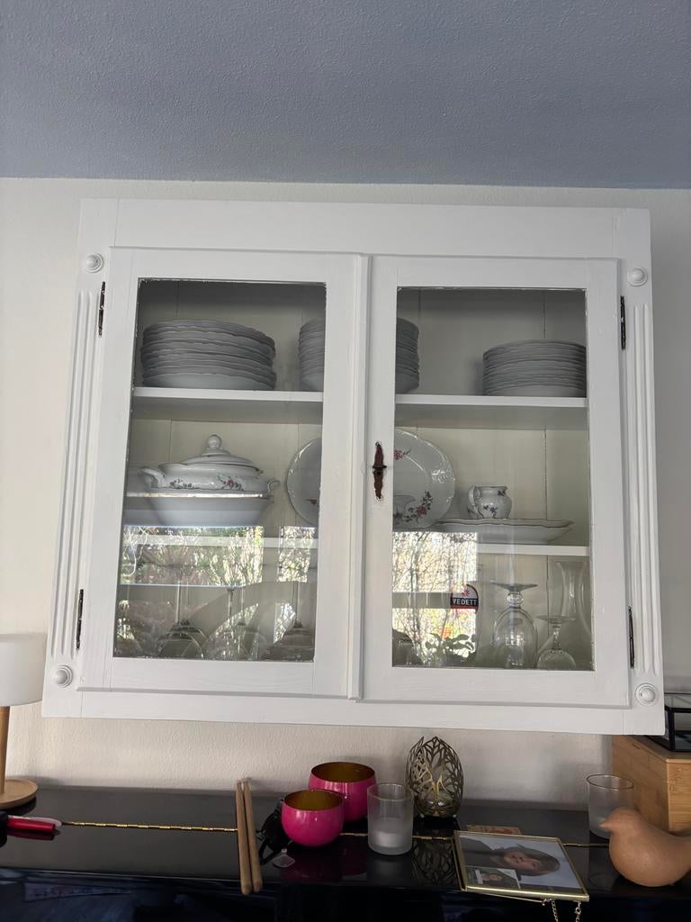 Brocante witte vitrine hangkast met glazen deuren, Ophalen, Gebruikt, 50 tot 100 cm, 25 tot 50 cm