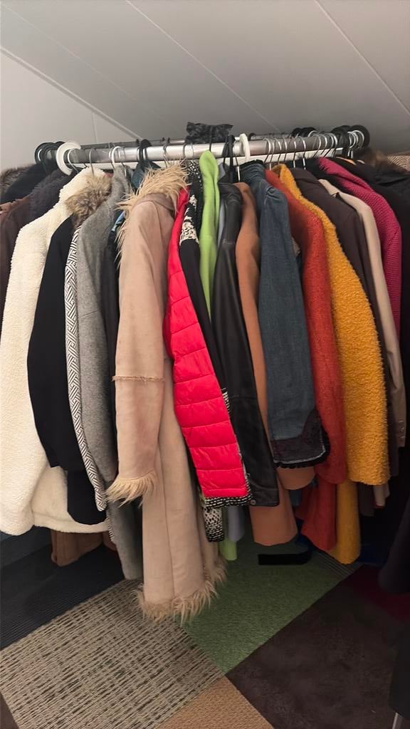 GEZOCHT !!OPKOPER !! voor jassen en kleding s t/m l, Ophalen, Zo goed als nieuw