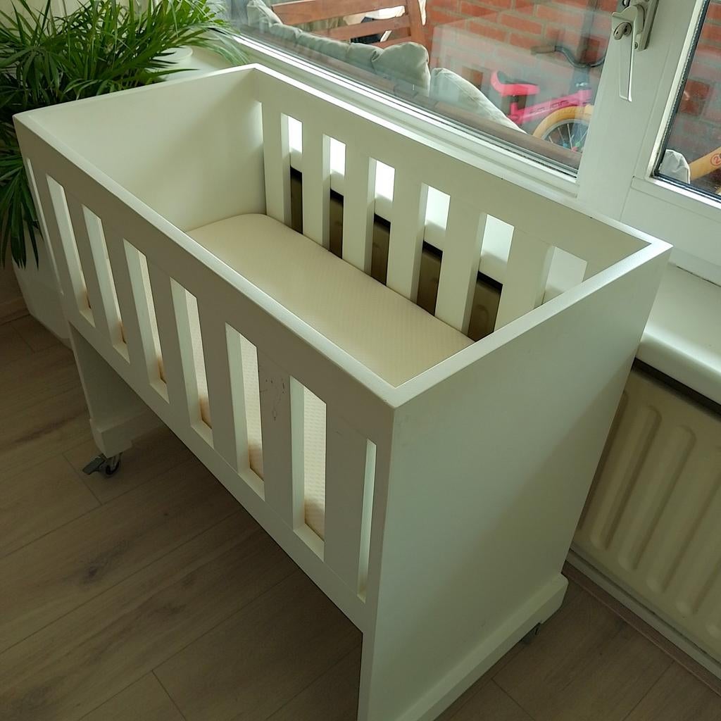 Wieg op wieltjes inclusief net matrasje., Kinderen en Baby's, Babywiegjes en Ledikanten, Ophalen, Gebruikt, Wieg