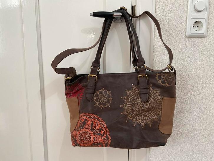 Desigual Tas. Bruin met oranje, rode en beige print., Sieraden, Tassen en Uiterlijk, Tassen | Damestassen, Gebruikt, Handtas, Bruin