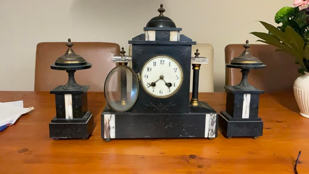 Antieke klok met twee ornamenten, Ophalen of Verzenden