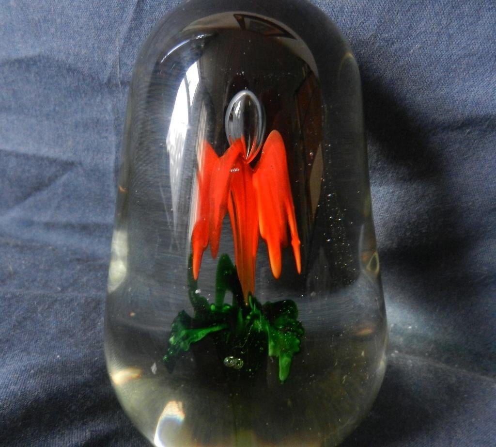 Hoge glazen presse papier met oranje rode bloem h. 10,5 cm, Ophalen of Verzenden