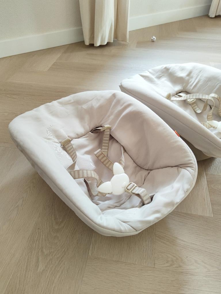 2 Stokke Tripp Trapp newborn sets + hoezen + speelgoedhanger, Ophalen of Verzenden, Gebruikt, Meegroeistoel, Stoelverkleiner