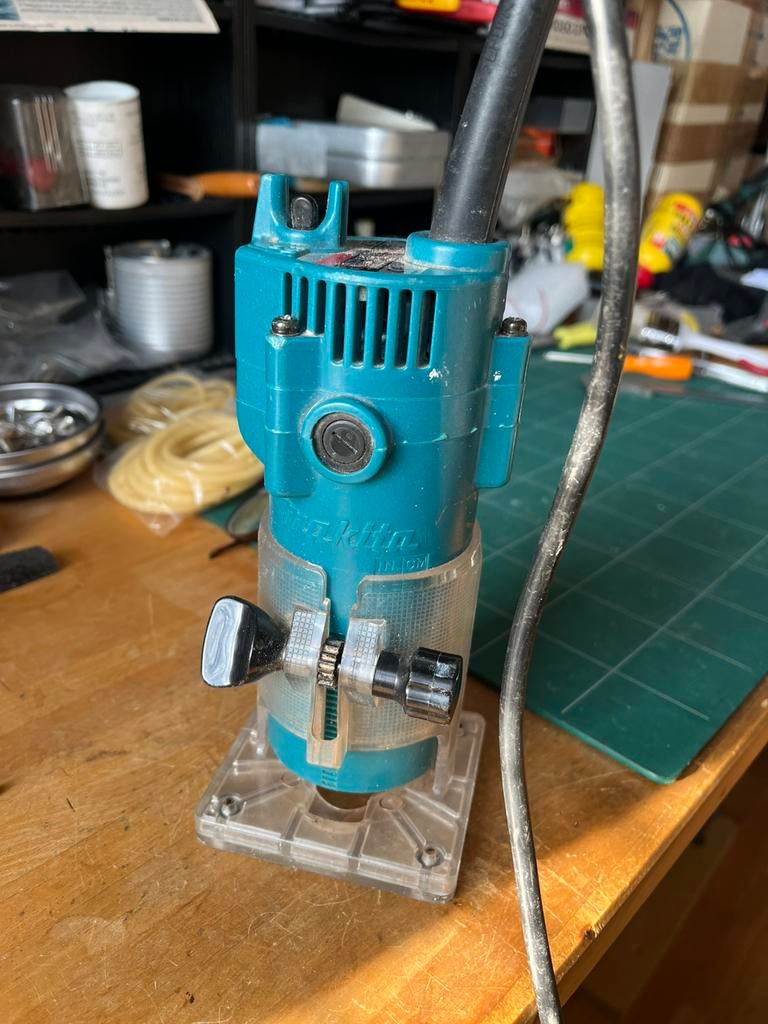 Makita kantfrees, Ophalen of Verzenden, Gebruikt, Elektrisch, Kantenfrees