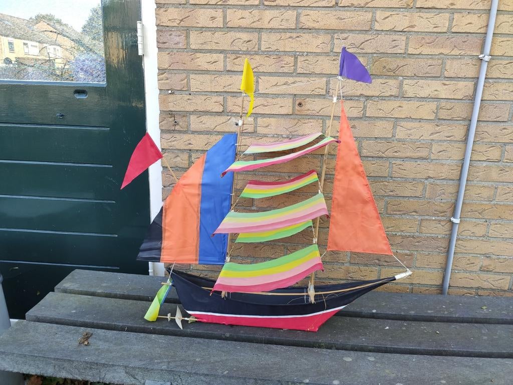 Uniek Zeilboot Model Vlieger met Kleurrijke Zeilen, Ophalen of Verzenden, Gebruikt