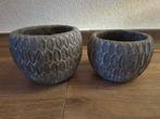 2x dezelfde bloempot grijs, met 'schubben', Rond, Binnen, Ophalen of Verzenden, Zo goed als nieuw