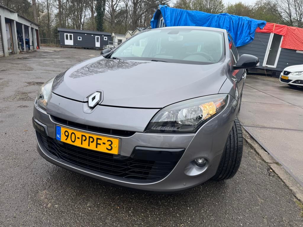 Renault Mégane 2.0 16V 103KW HB CVT 2011 Grijs, Auto's, Stof, 4 cilinders, Origineel Nederlands, Bedrijf