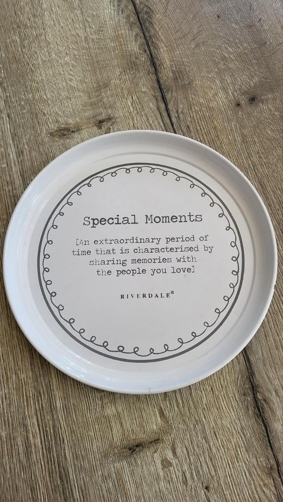 RIVERDALE dienblad. Wit. Rond. Metaal. Met mooie spreuk., Ophalen of Verzenden, Zo goed als nieuw, Rond, Metaal