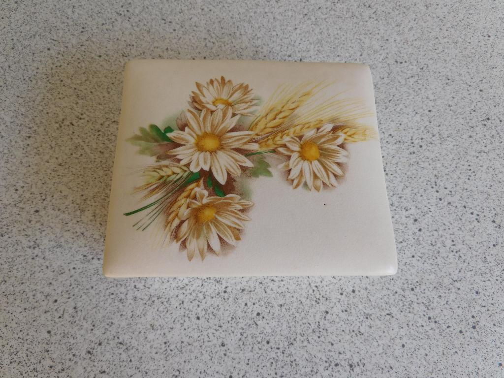 Trinket Box 11x9,5x4 cm. Daisy Swanage Purbeck Ceramics, Ophalen of Verzenden