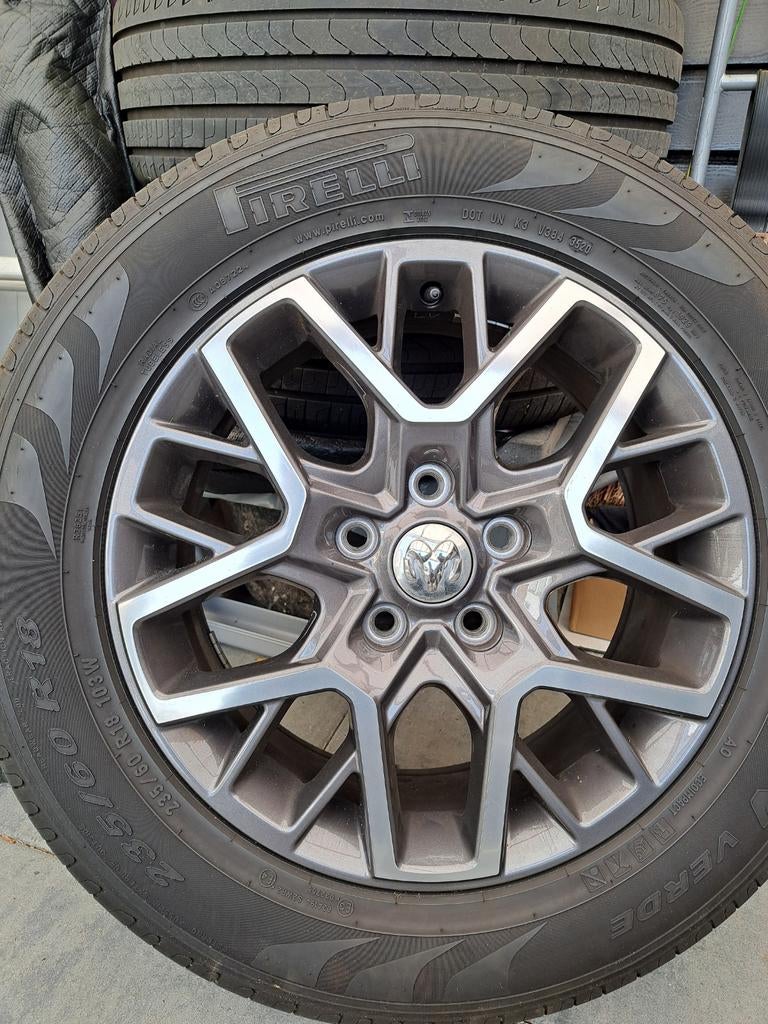 Goedkoopje! Dodge / Jeep / Chrysler Velgen 235/60 R18 103W.., 18 inch, Gebruikt, Banden en Velgen, Ophalen of Verzenden