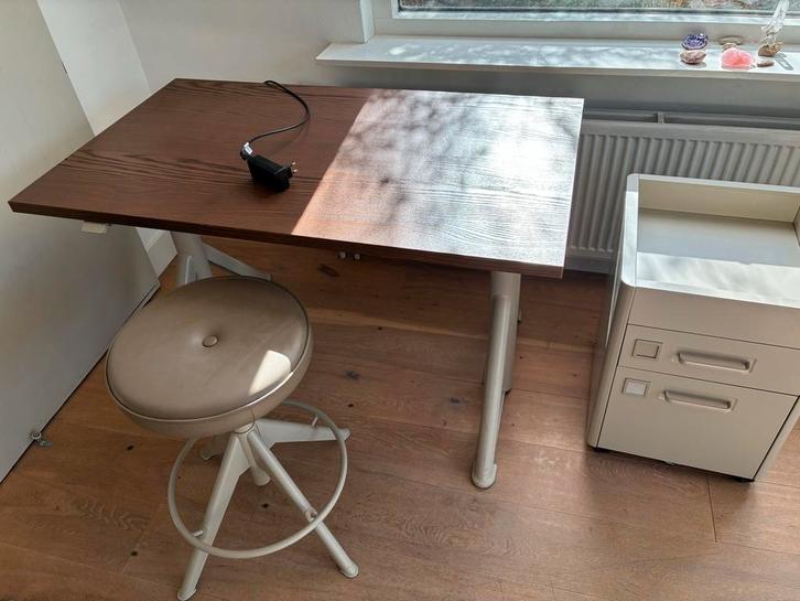 Idasen IKEA zit/sta bureau met kruk en kastje, Huis en Inrichting, Bureaus, Gebruikt, Stabureau, Elektrisch, Ophalen