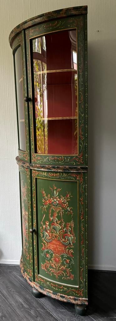 Hindelooper Hoekkast/pronkkast met gebogen glas deuren, Antiek en Kunst, Ophalen of Verzenden