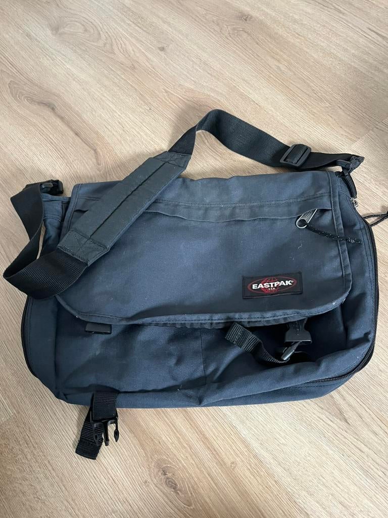 Eastpak schouder tas, Sieraden, Tassen en Uiterlijk, Tassen | Schooltassen, Ophalen, Zo goed als nieuw, Schoudertas, Minder dan 30 cm