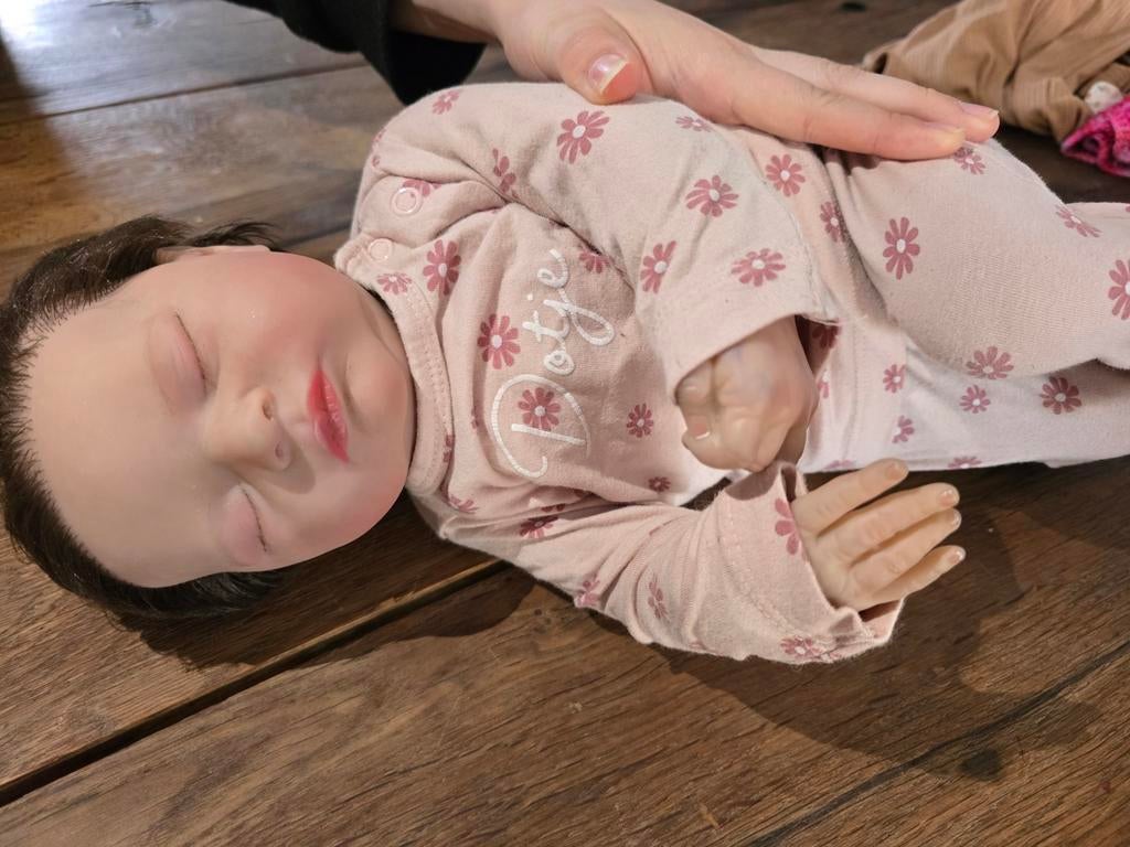Realistische baby pop met kleertjes en knuffeltje, Ophalen of Verzenden, Babypop