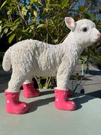 Lammetje lam schaap roze regenlaarsjes lente boer wol, Tuin en Terras, Tuinbeelden, Ophalen of Verzenden, Nieuw, Kunststof, Dierenbeeld