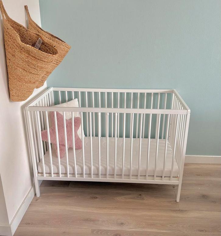 Neo Tess ledikant 120x60 cm met IKEA Krummelur matras, Kinderen en Baby's, Babywiegjes en Ledikanten, Zo goed als nieuw, Ophalen of Verzenden