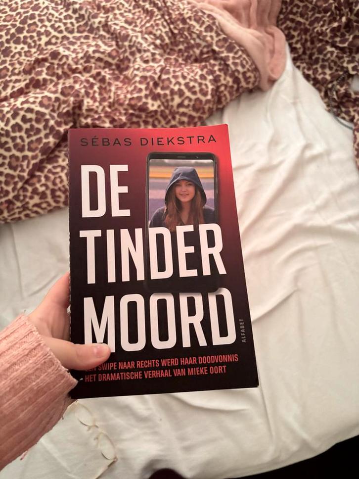 De Tinder Moord - Sébas Diekstra (Boek), Boeken, Thrillers, Zo goed als nieuw, Nederland, Ophalen of Verzenden