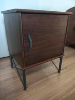 Donkerbruin nachtkastje met metalen onderstel, Ophalen, Minder dan 45 cm, 55 tot 70 cm, Zo goed als nieuw