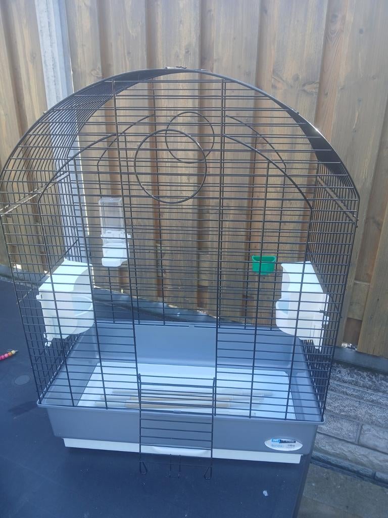 Ferplast vogelkooi met assecoires zo goed als nieuw., Dieren en Toebehoren, Vogels | Hokken en Kooien, Ophalen, Zo goed als nieuw