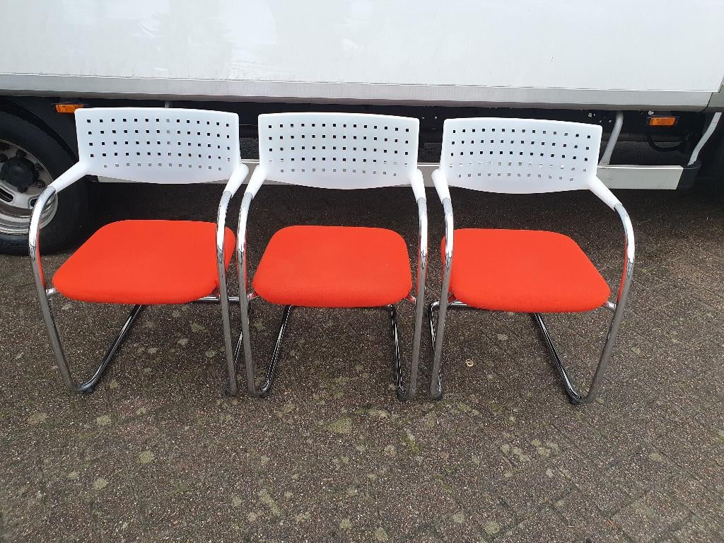 Vitra Visavis design stoel oranje + wit (np 535 euro ps) 2x, Huis en Inrichting, Stoelen, Vitra, Twee, Stof, Wit
