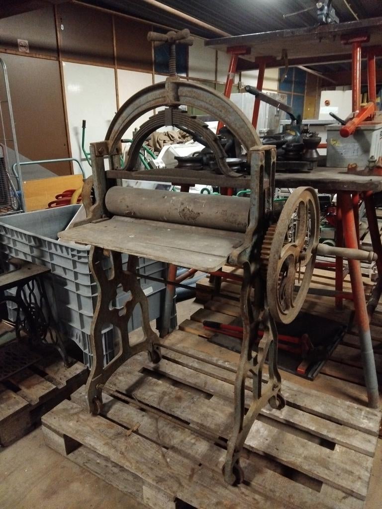 Antieke Haller antieke gietijzeren wringer/ mangel, Ophalen