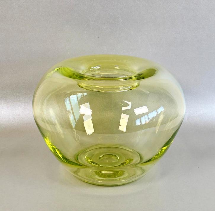 Vintage geel groene  vaas. Mondgeblazen. Groot model, Antiek en Kunst, Antiek | Glas en Kristal, Ophalen of Verzenden