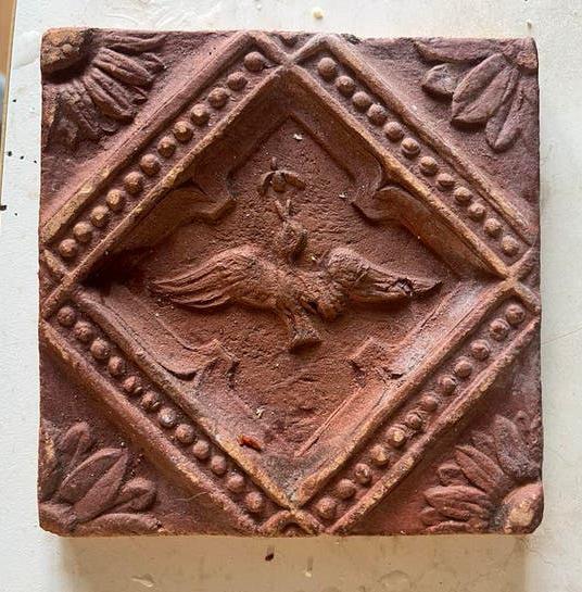 Oud terracotta tegeltje met vogel, Ophalen of Verzenden
