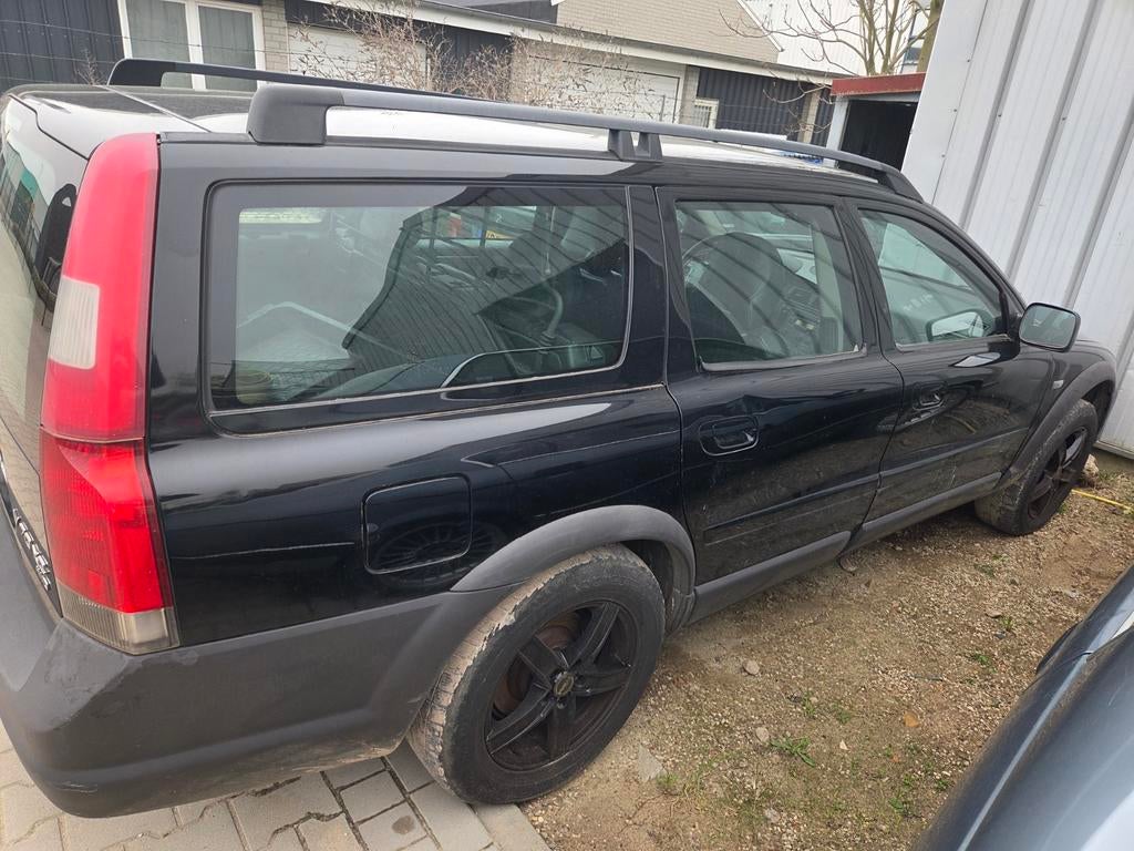 Volvo V70 2.4 T XC 4WD 2001 Zwart. € 800,-, Auto's, Volvo, 1800 kg, Zwart, Zwart, Stationwagon