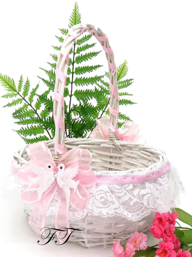 Zeer mooie witte rieten bloemenmandje met witte kant., Ophalen of Verzenden, Nieuw, Versiering, Geboorte of Huwelijk