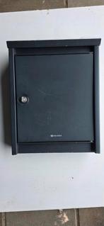 Brievenbus met sleutel en gebruikerssporen, Ophalen of Verzenden, Gebruikt, Staal, Wandbrievenbus