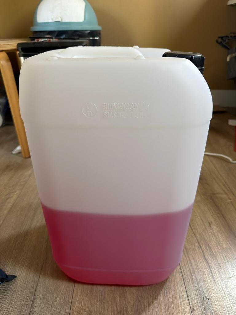 25l jerrycan met petroleum halfvol, Ophalen of Verzenden