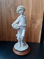 Auro Belcari beeldje "boy with the fruit basket", Verzamelen, Beelden en Beeldjes, Ophalen of Verzenden, Zo goed als nieuw, Mens