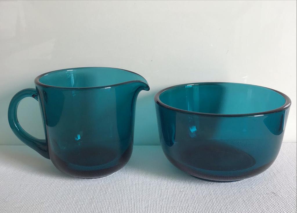 Groen blauwe set suikerpot en creamer Nuutajarvi Finland, Antiek en Kunst, Antiek | Glas en Kristal, Ophalen of Verzenden